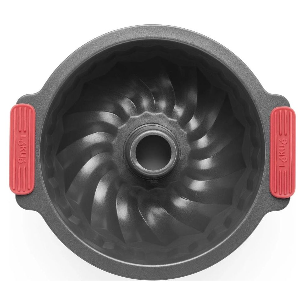 Graue Gugelhupfform mit roten Griffen und Spiralmuster.