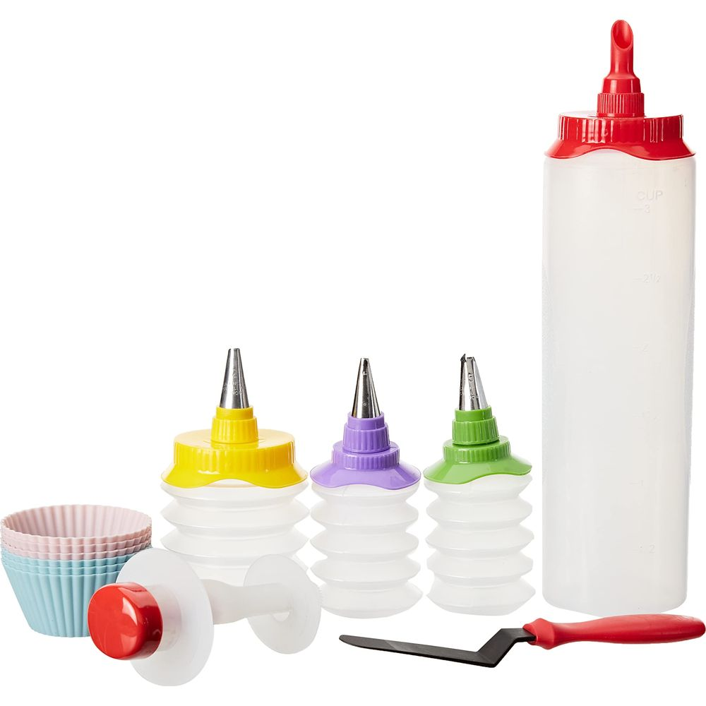 Outils de pâtisserie : flacons souples, moules à cupcakes en silicone, spatule et emporte-pièce.