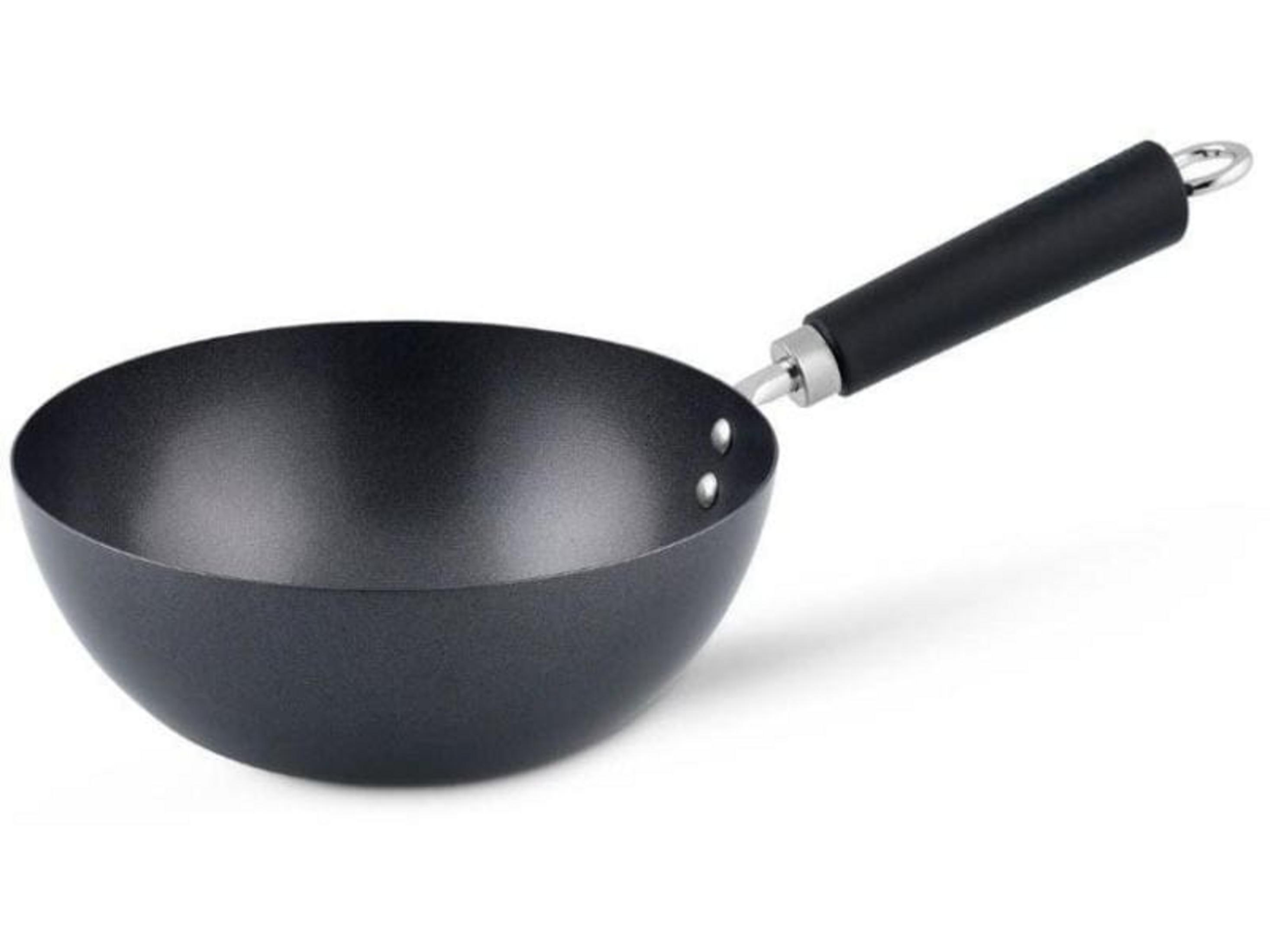 Un wok noir avec un manche noir et un anneau métallique au bout.