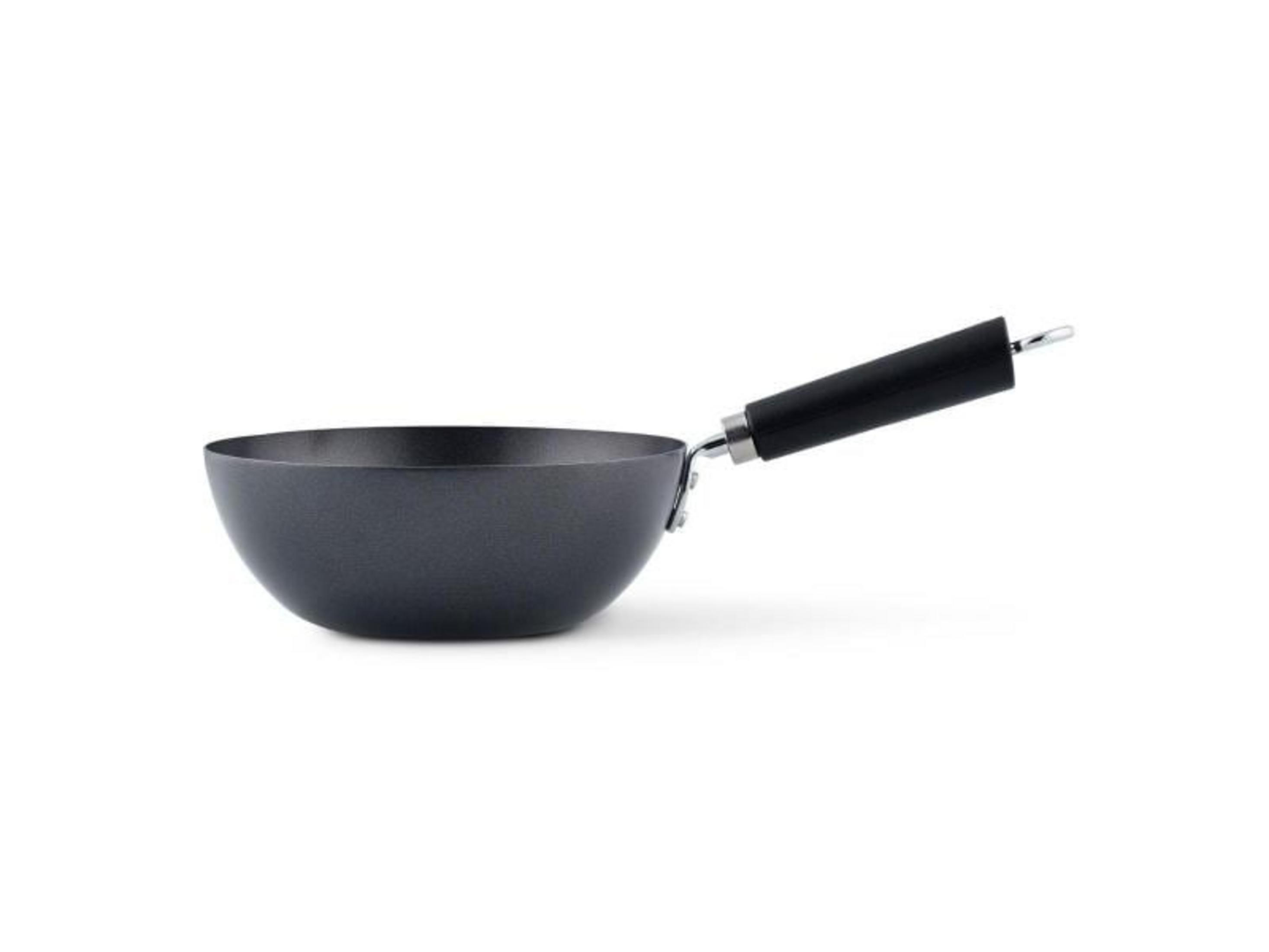 Un wok noir avec un manche noir, isolé sur fond blanc.