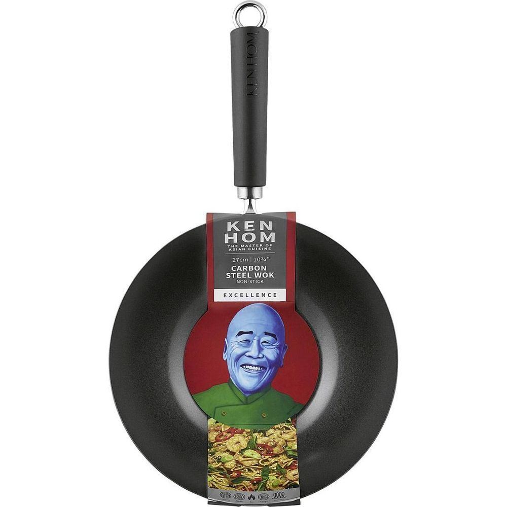 Un wok Ken Hom en acier au carbone avec manche et emballage.