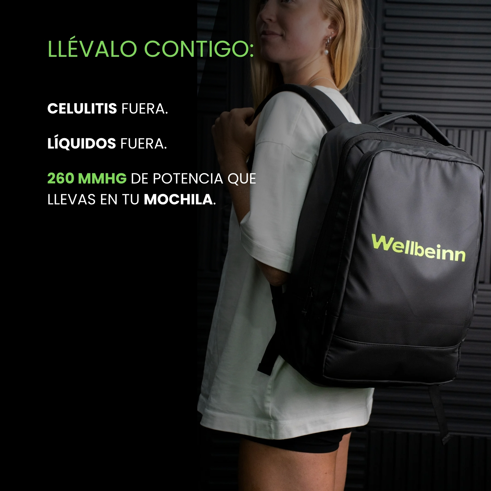Una mujer lleva una mochila negra con el logo 