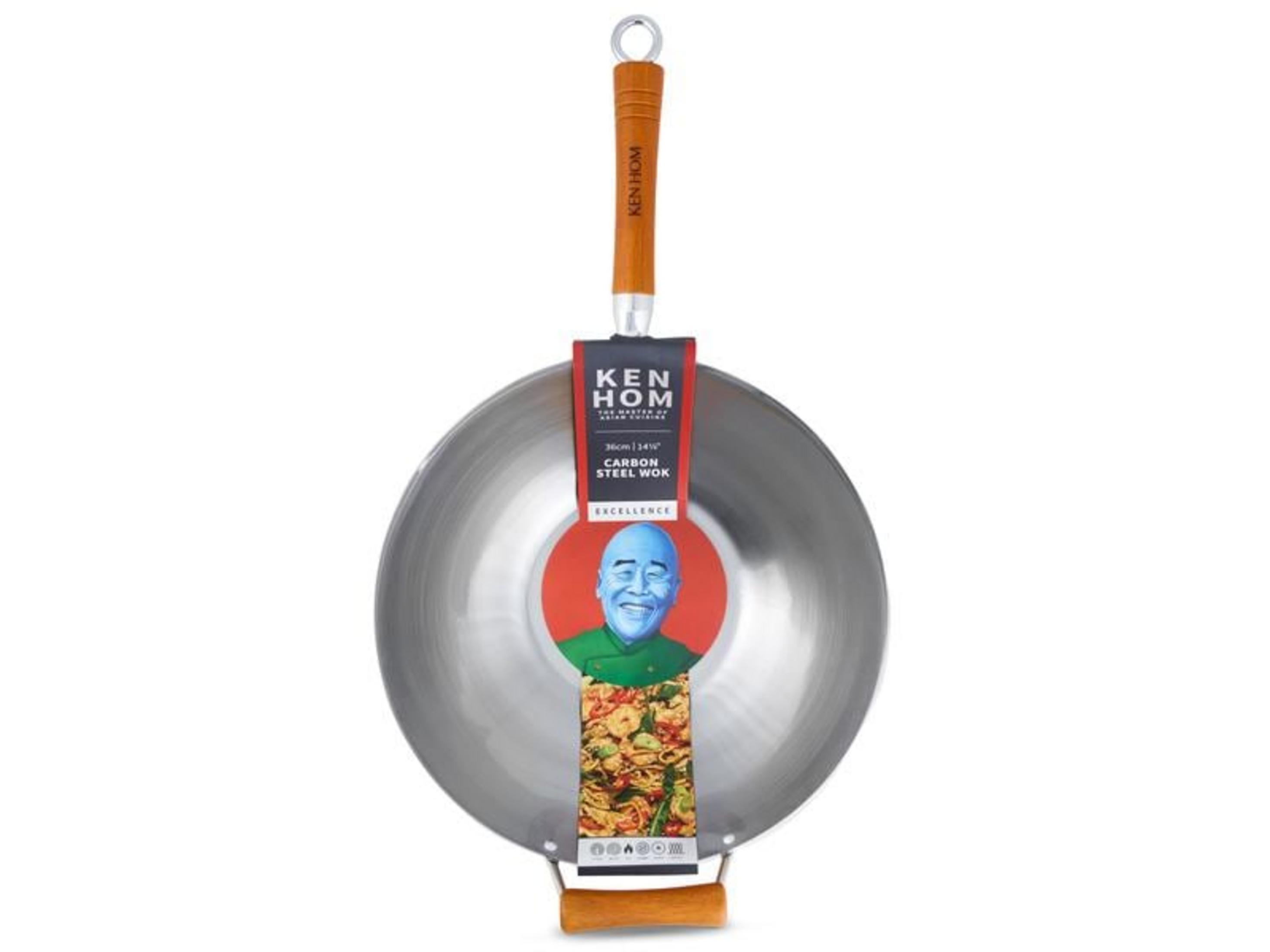 Un wok Ken Hom en acier au carbone avec manche en bois et informations.