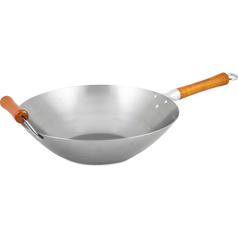 Une poêle wok argentée avec un manche en bois, isolée sur fond blanc.