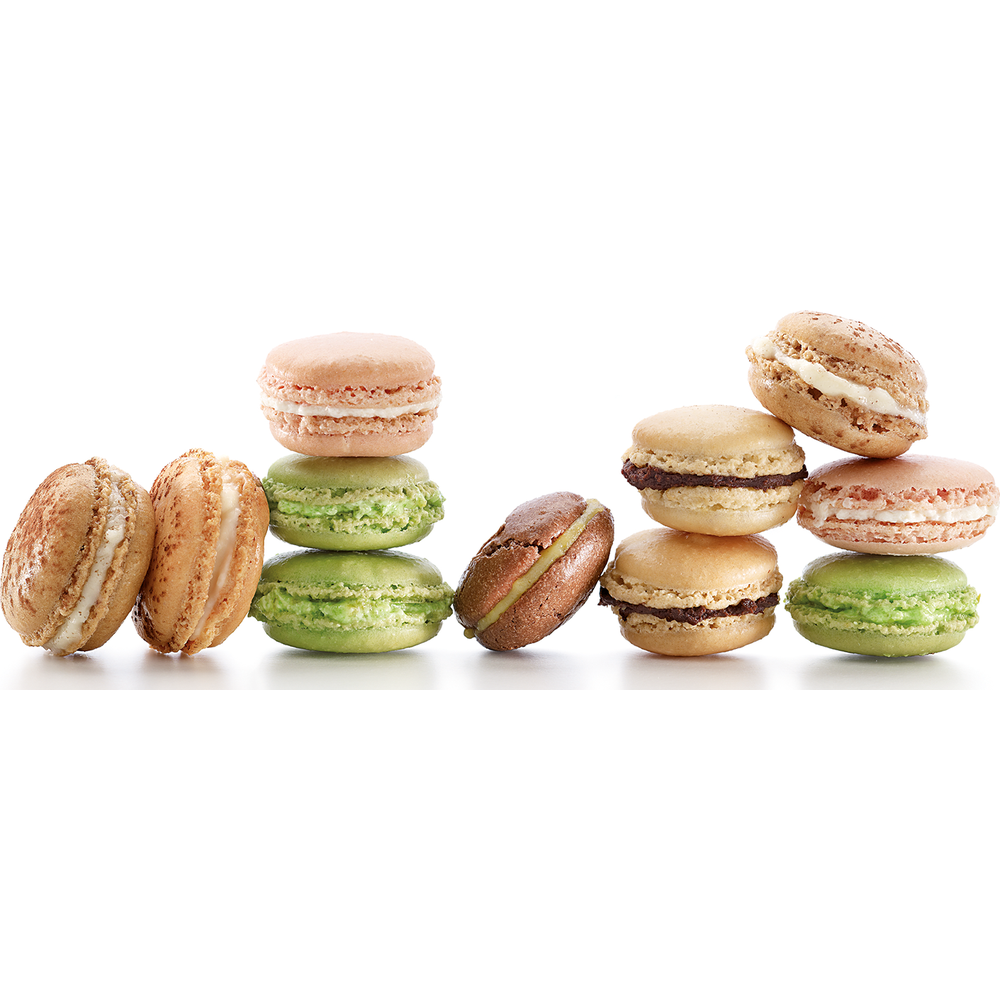 Divers macarons colorés sont empilés sur fond blanc.