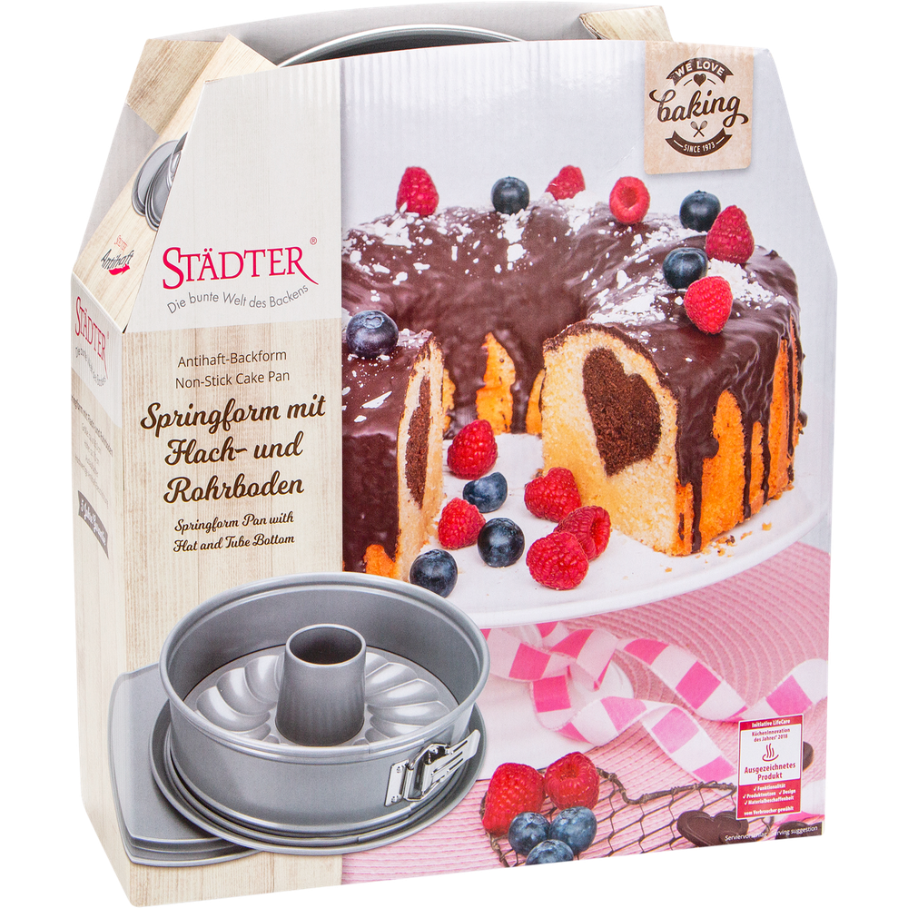 Verpackung einer Springform mit einem Schokoladenkuchen, garniert mit Beeren.