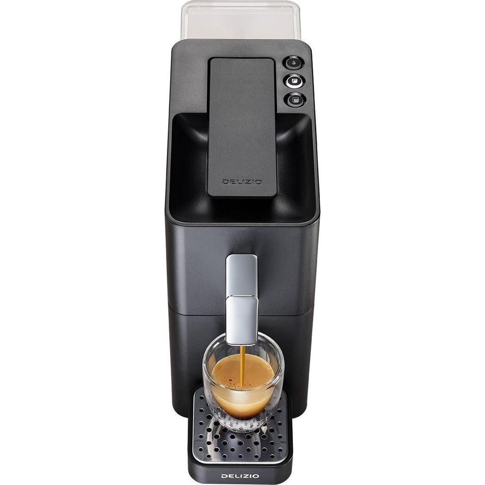 Una macchina da caffè nera prepara un espresso in un bicchiere.