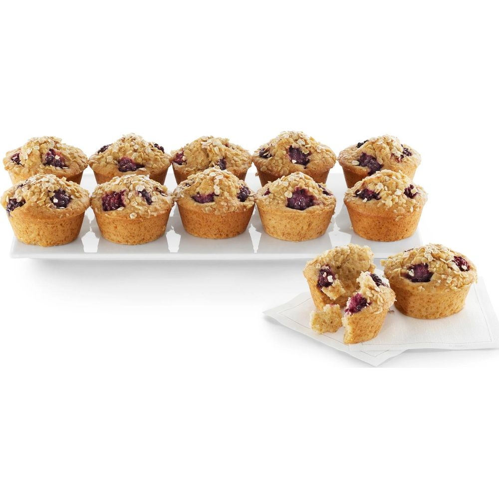 Une douzaine de muffins aux myrtilles avec garniture d'avoine sur un plateau blanc, deux sur une serviette.
