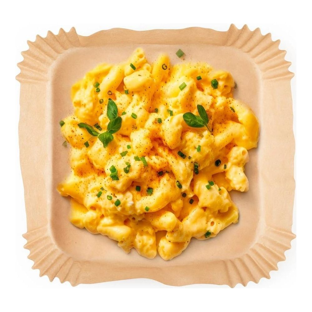 Makkaroni mit Käse, garniert mit Kräutern und Pfeffer, auf einem braunen Papier.