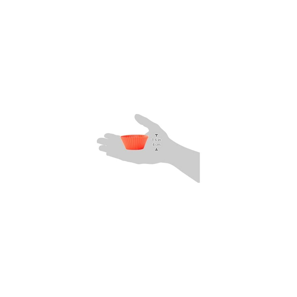 Un caissette à muffin orange est tenue dans une main. Des mesures sont à côté.