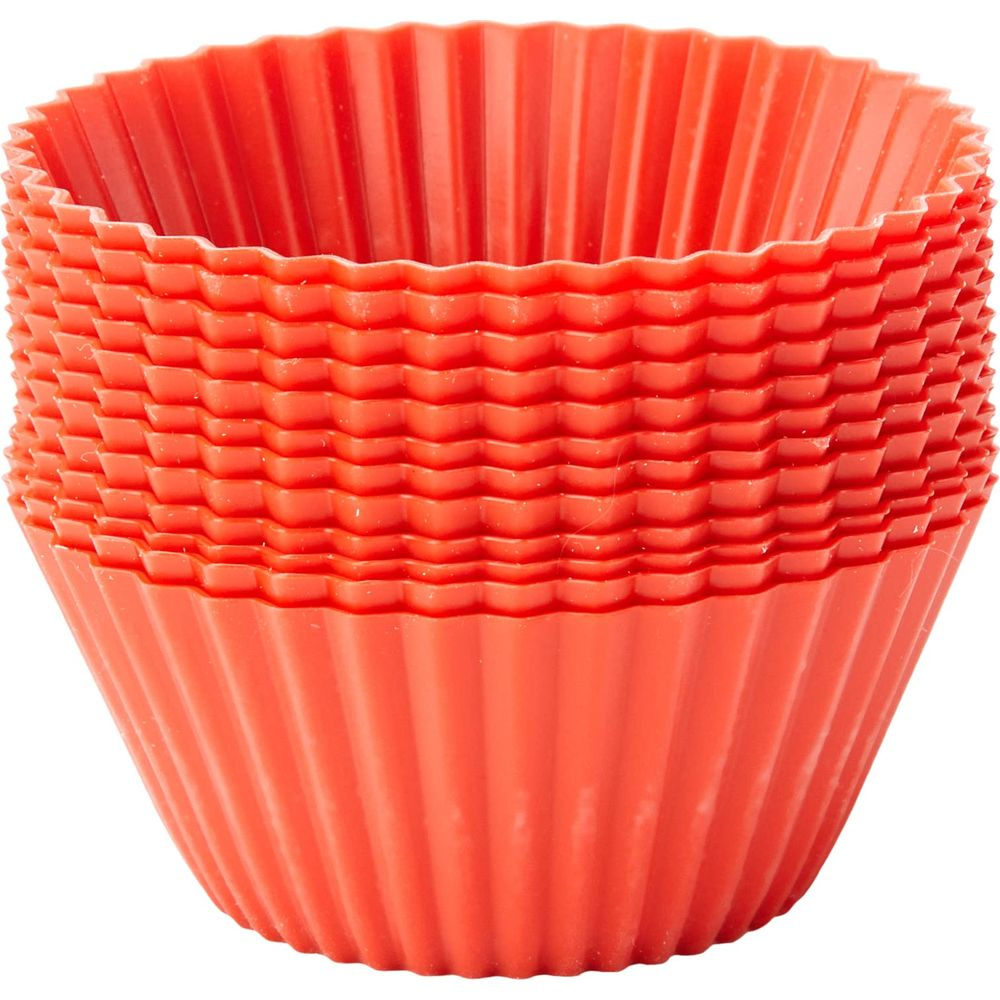 Pile de caissettes à muffins en silicone rouge, fond blanc.