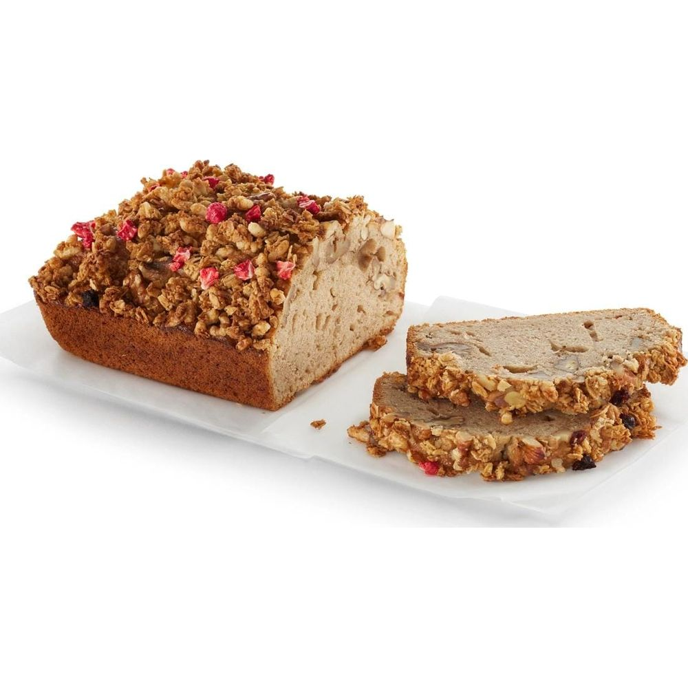 Ein Laib Brot mit Kruste und zwei Scheiben auf einem weißen Teller.