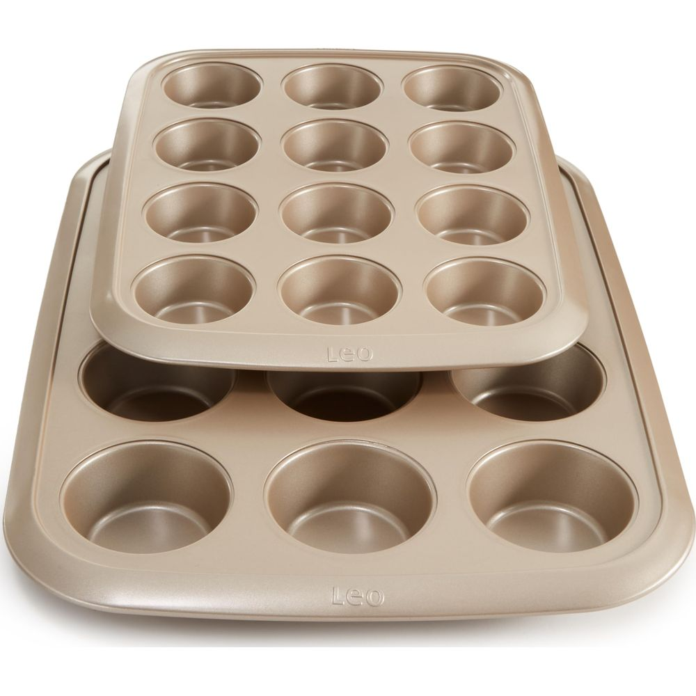 Zwei goldene Backformen für Muffins, eine auf der anderen gestapelt.