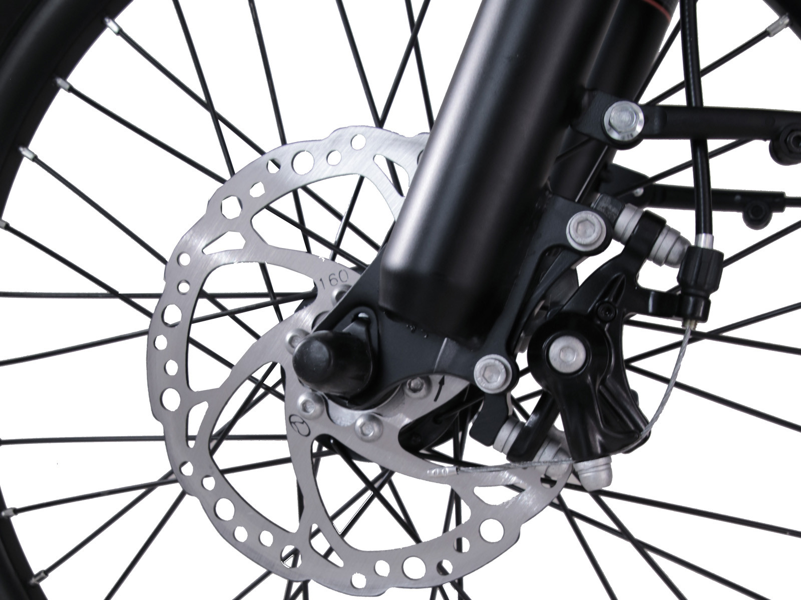 Detailaufnahme einer Fahrradscheibenbremse mit Speichen und Gabel.