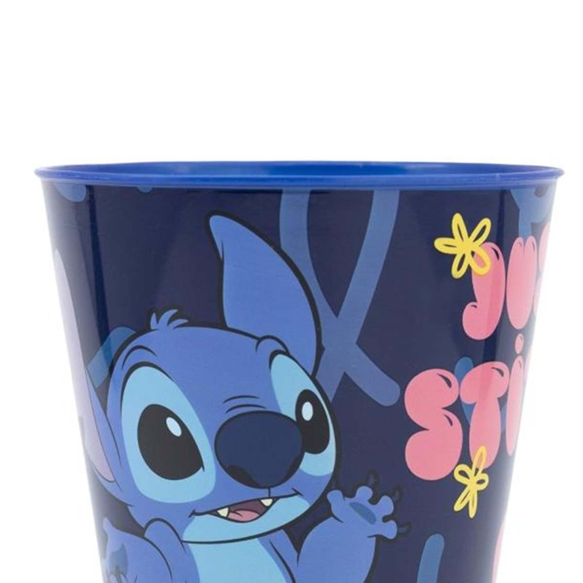 Bicchiere blu con Stitch e fiori. Stitch ha grandi orecchie e un ampio sorriso.
