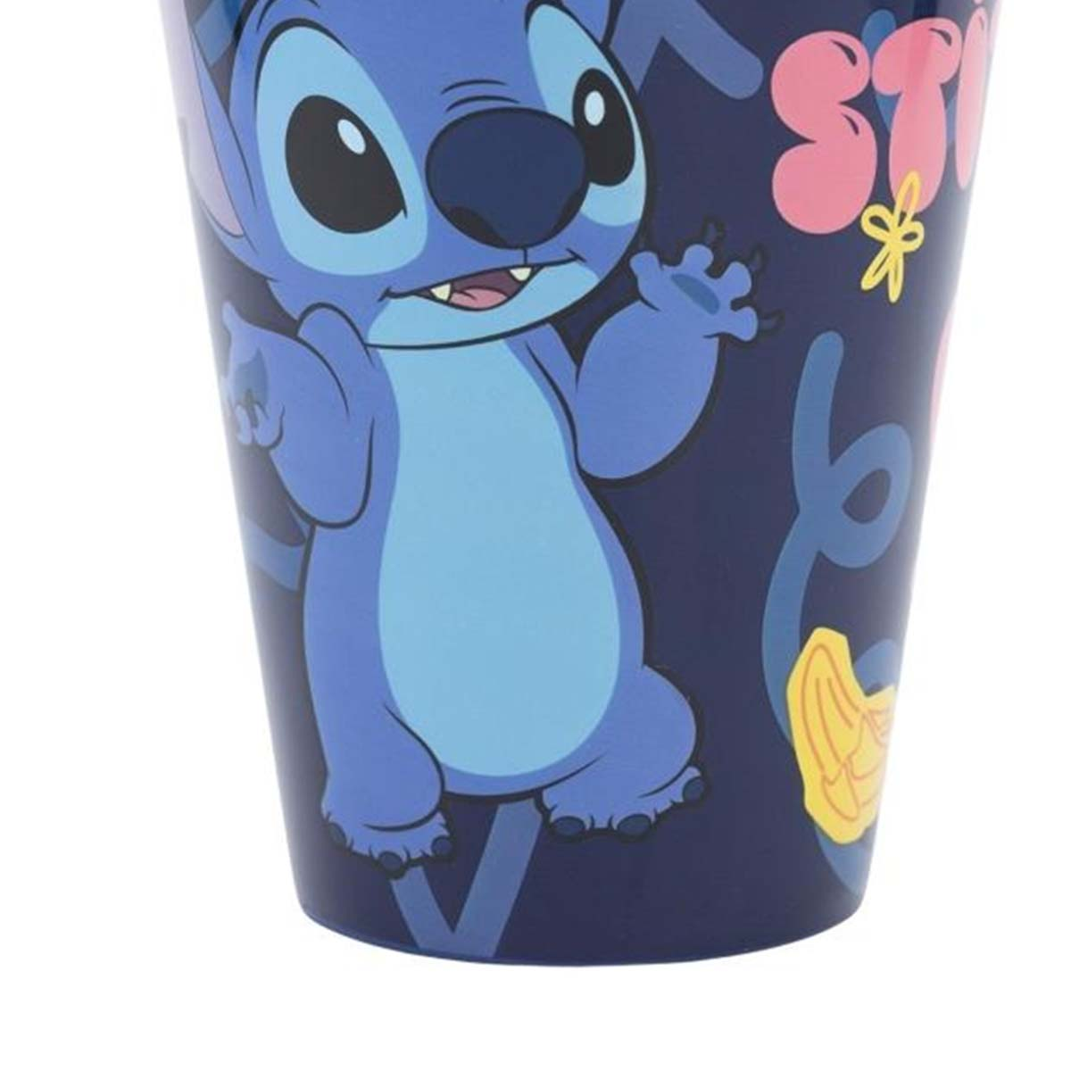 Stitch blu su tazza blu scuro con accenti gialli e rosa.