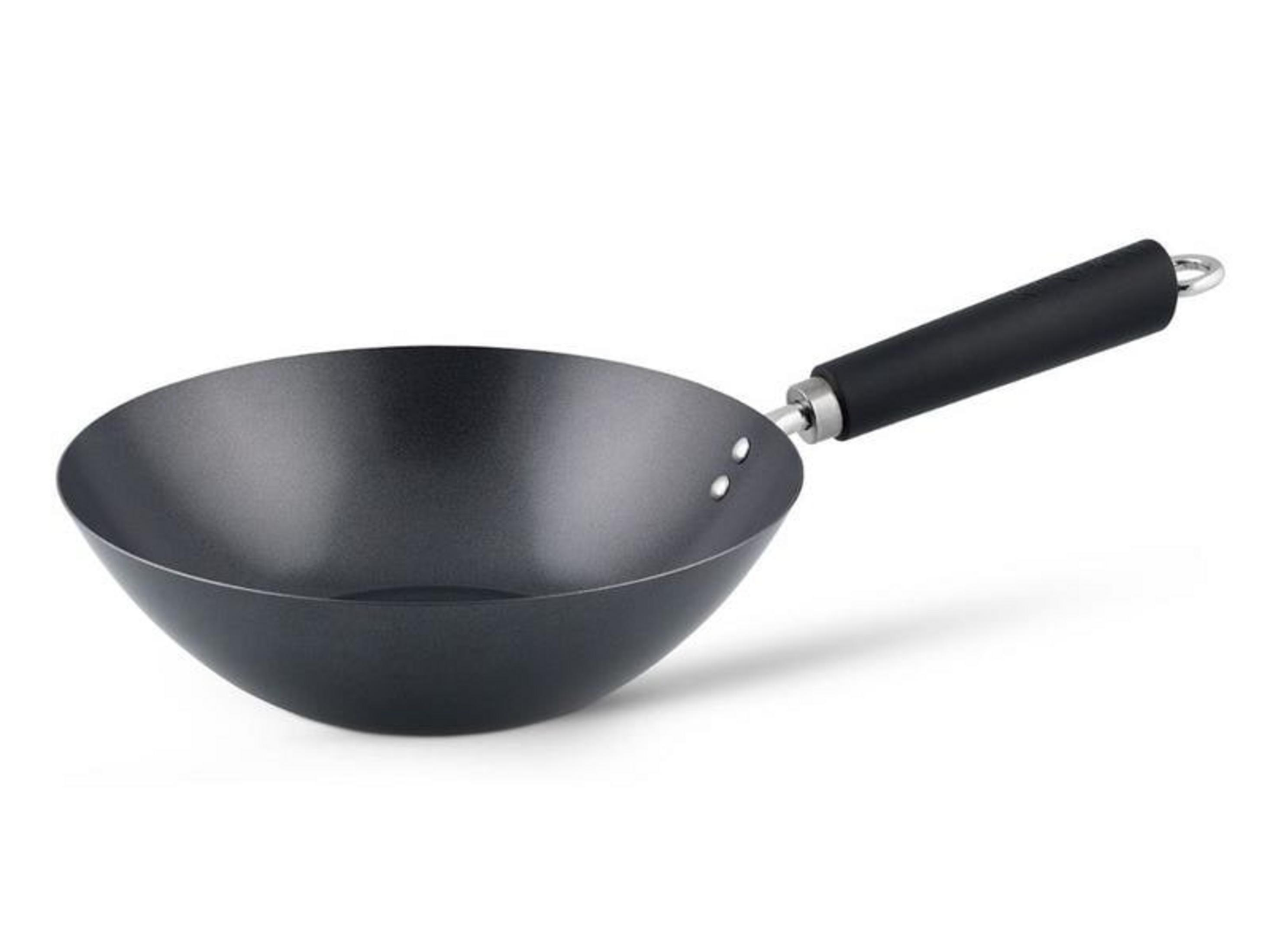 Eine schwarze Wok-Pfanne mit einem schwarzen Griff und einer Aufhängeschlaufe.
