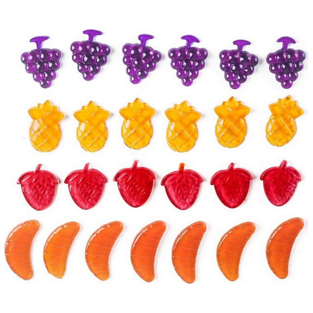 Rangs de bonbons gélifiés en forme de raisins, ananas, fraises et oranges.