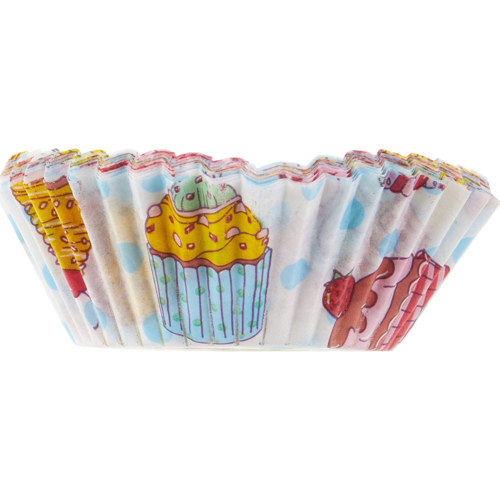 Bunte Muffinförmchen mit Cupcake- und Erdbeer-Motiven auf weißem Grund.