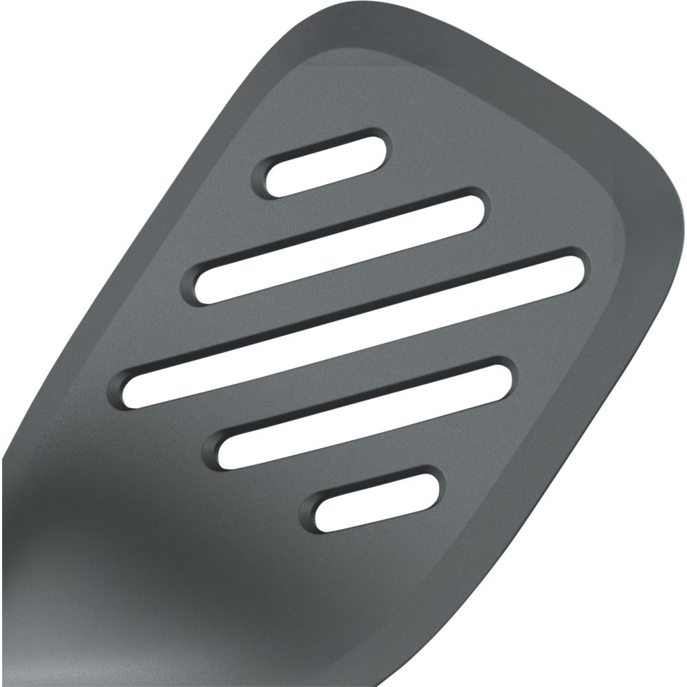 Utensile da cucina grigio scuro con fessure, primo piano.