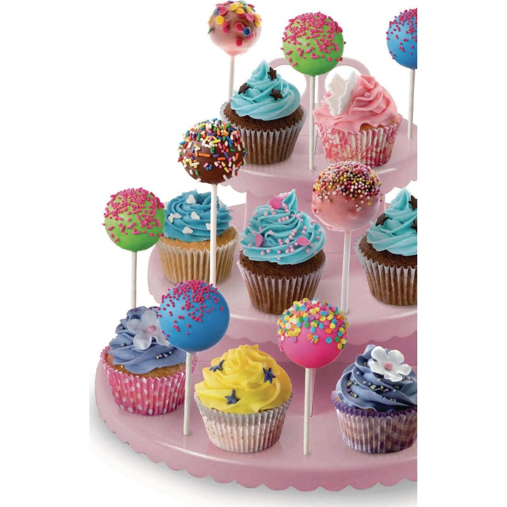 Una tortiera rosa a più piani espone cupcake e cake pop di vari colori e decorazioni.