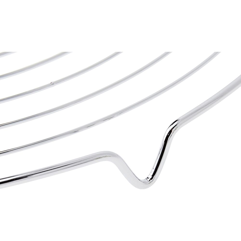 Primo piano di una griglia metallica lucida con barre parallele su sfondo bianco.