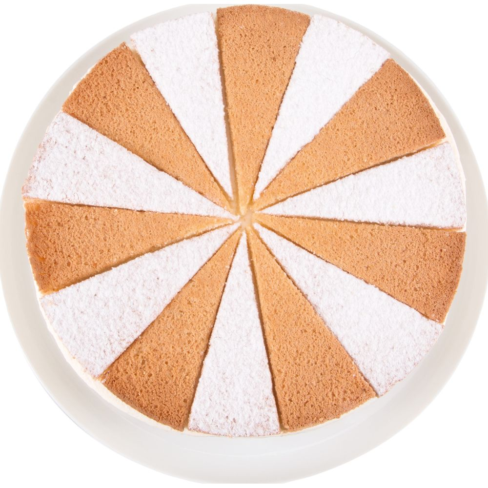 Un gâteau avec des segments bruns et blancs alternés, saupoudré de sucre glace.