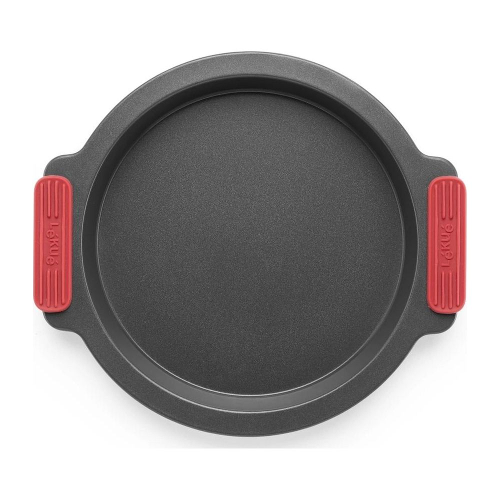 Moule à gâteau rond gris avec poignées rouges.