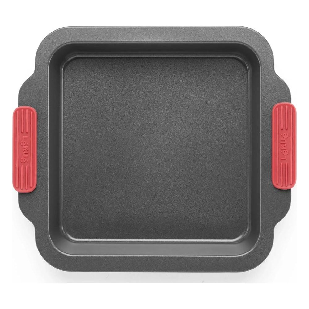 Moule carré gris avec poignées rouges et logo Lekue.
