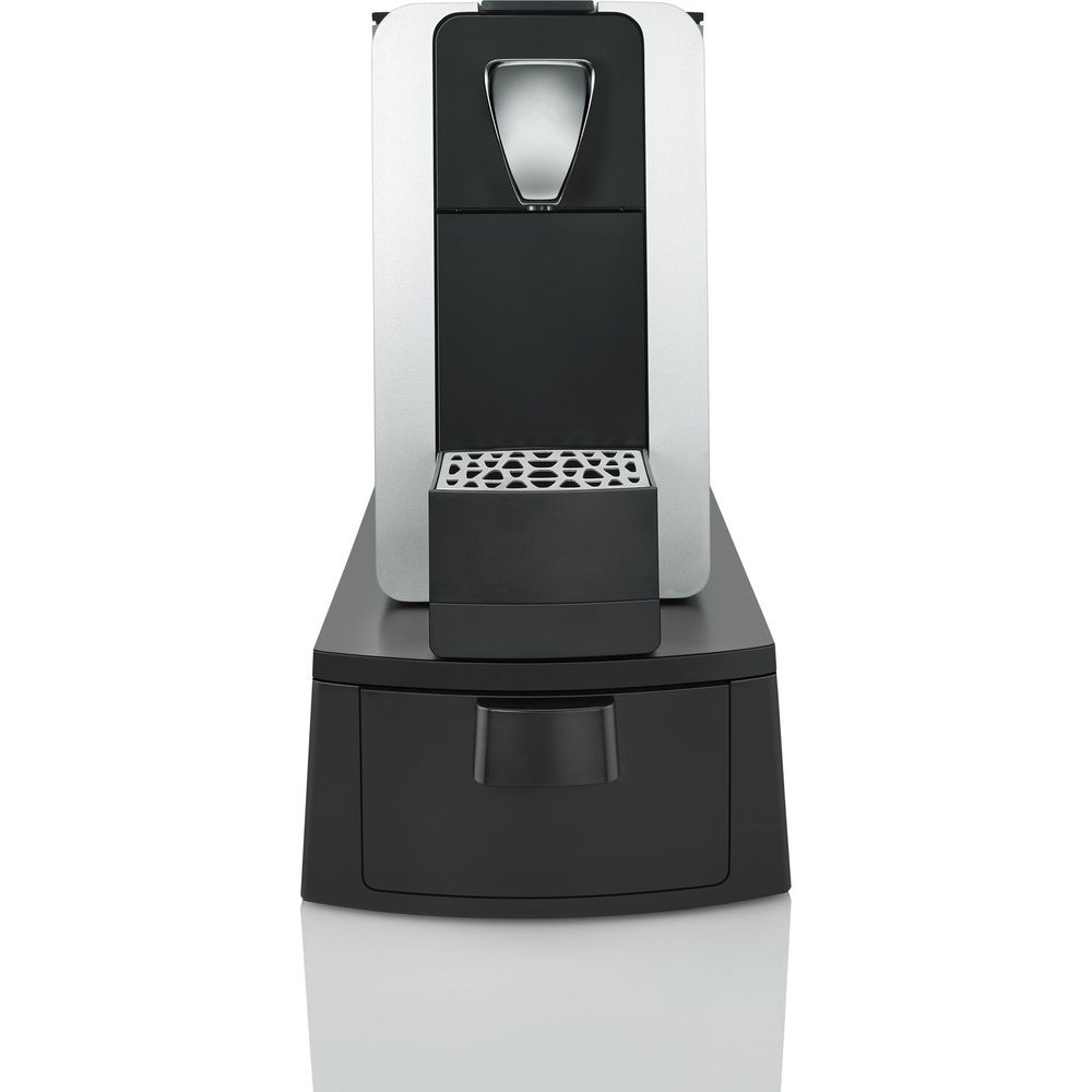 Silberne und schwarze Kaffeemaschine mit Schublade auf weißem Hintergrund.