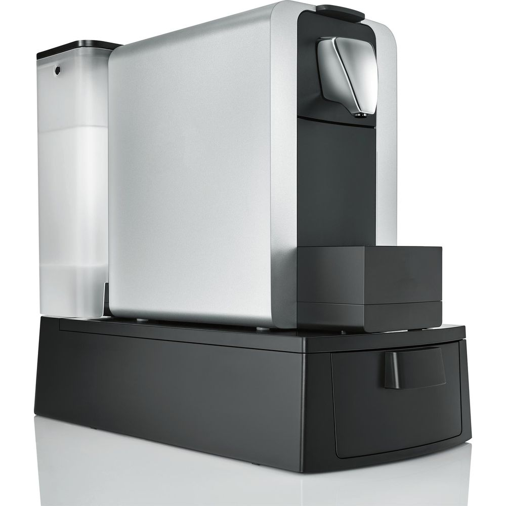 Silberne und schwarze Kaffeemaschine mit Wassertank links und Tropfschale.