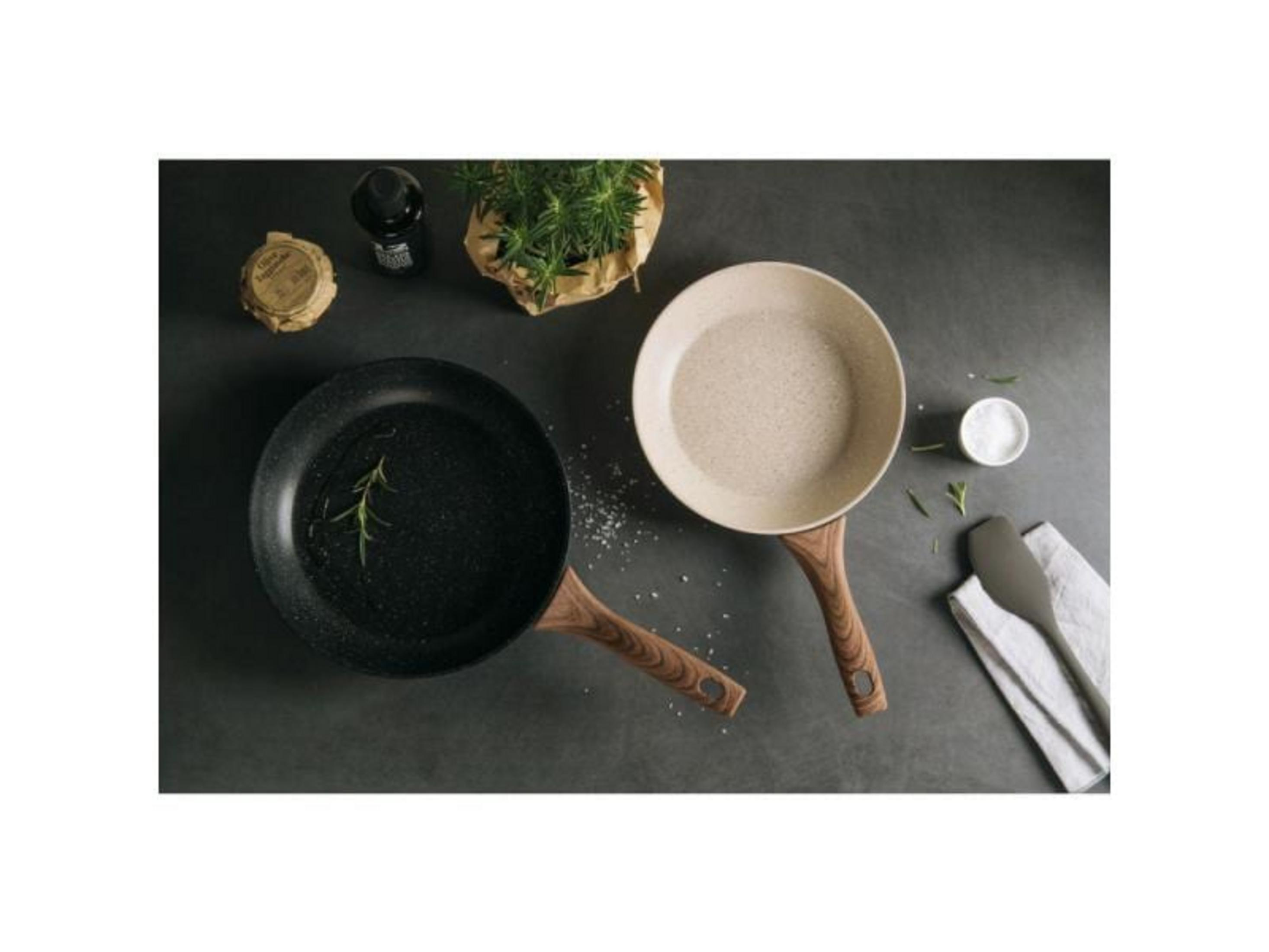 Deux poêles avec manches en bois, herbes, sel et ustensiles.