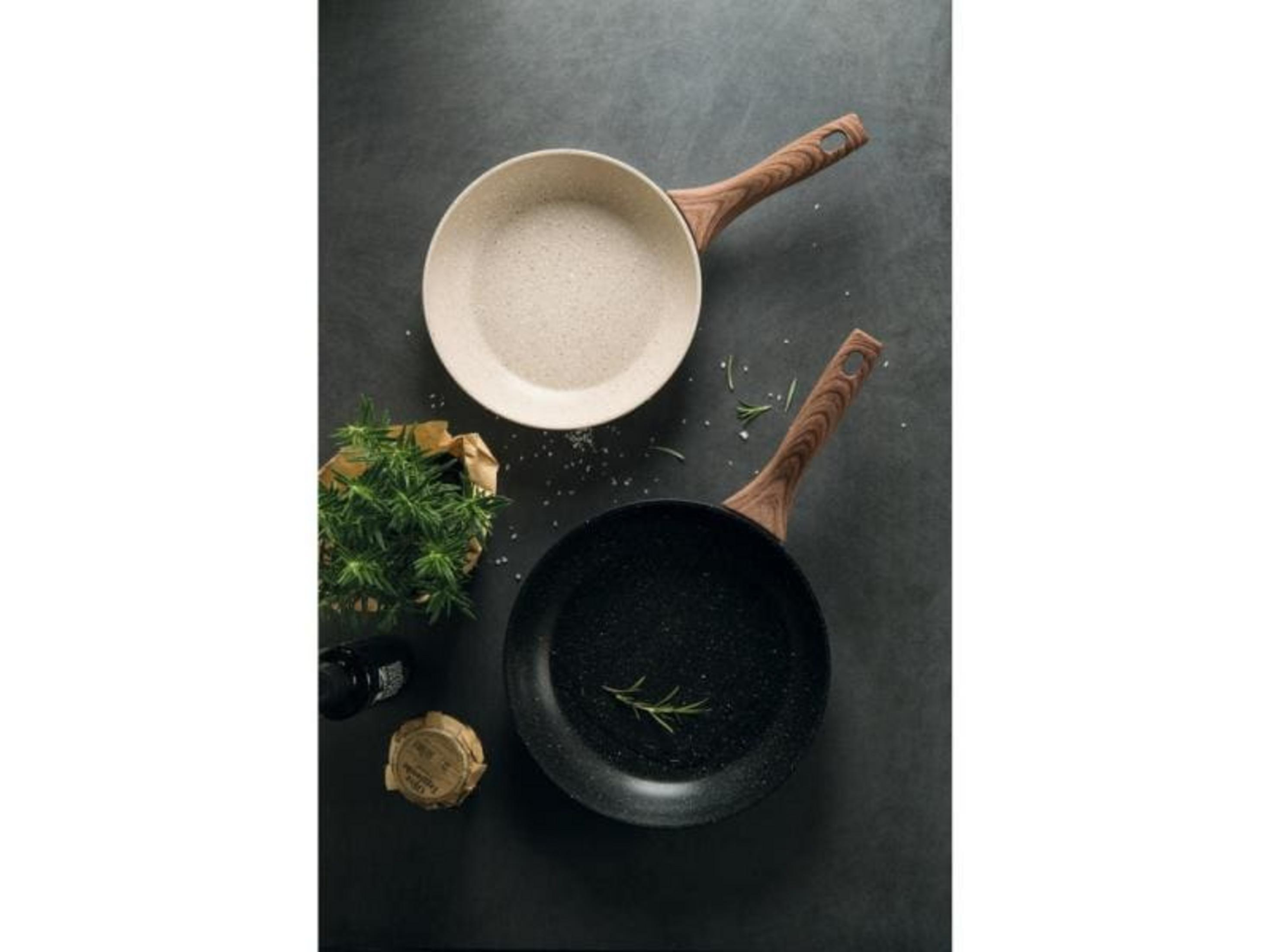 Deux poêles avec manches en bois, une beige, une noire, avec romarin et épices.