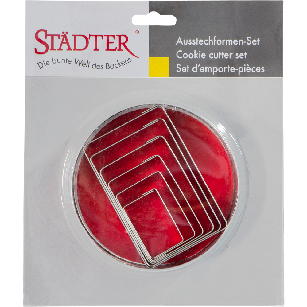 Ensemble de 5 emporte-pièces carrés argentés sur fond rouge.