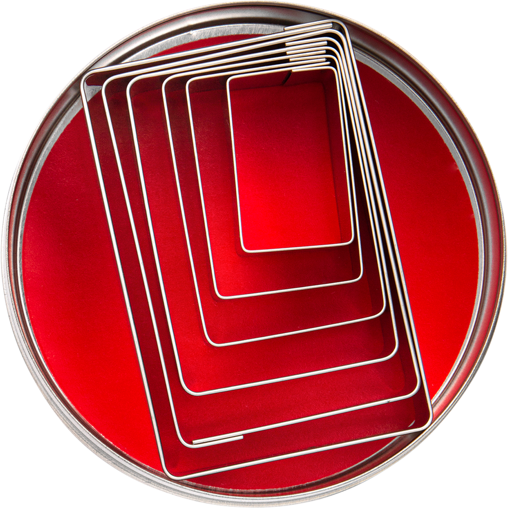 Six emporte-pièces rectangulaires en métal imbriqués sur une surface rouge ronde.