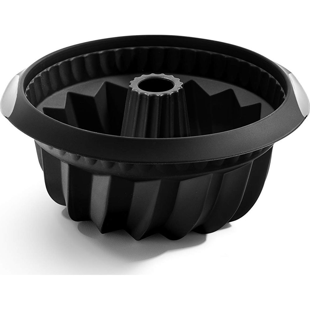 Eine schwarze Gugelhupfform aus Silikon mit gerillten Seiten und einem zentralen Kamin.