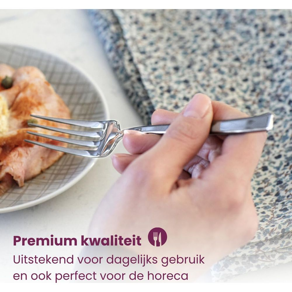 Une main tient une fourchette au-dessus d'une assiette de nourriture à côté d'un tissu à motifs.