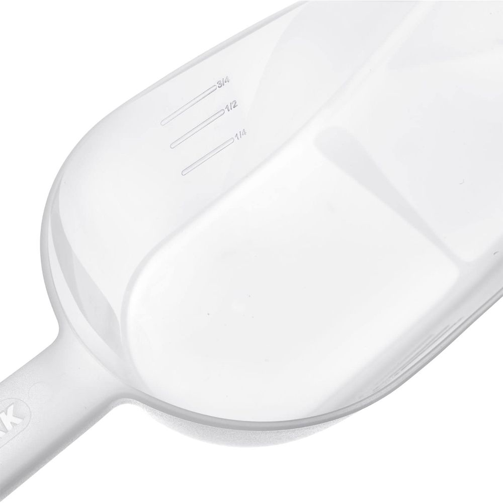 Un mestolo di plastica trasparente con segni di misurazione 1/4, 1/2 e 3/4.