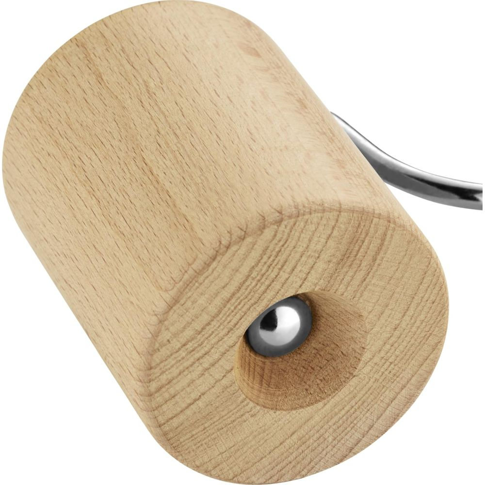 Holzgriff mit Metallkugel und gebogenem Metallgriff.