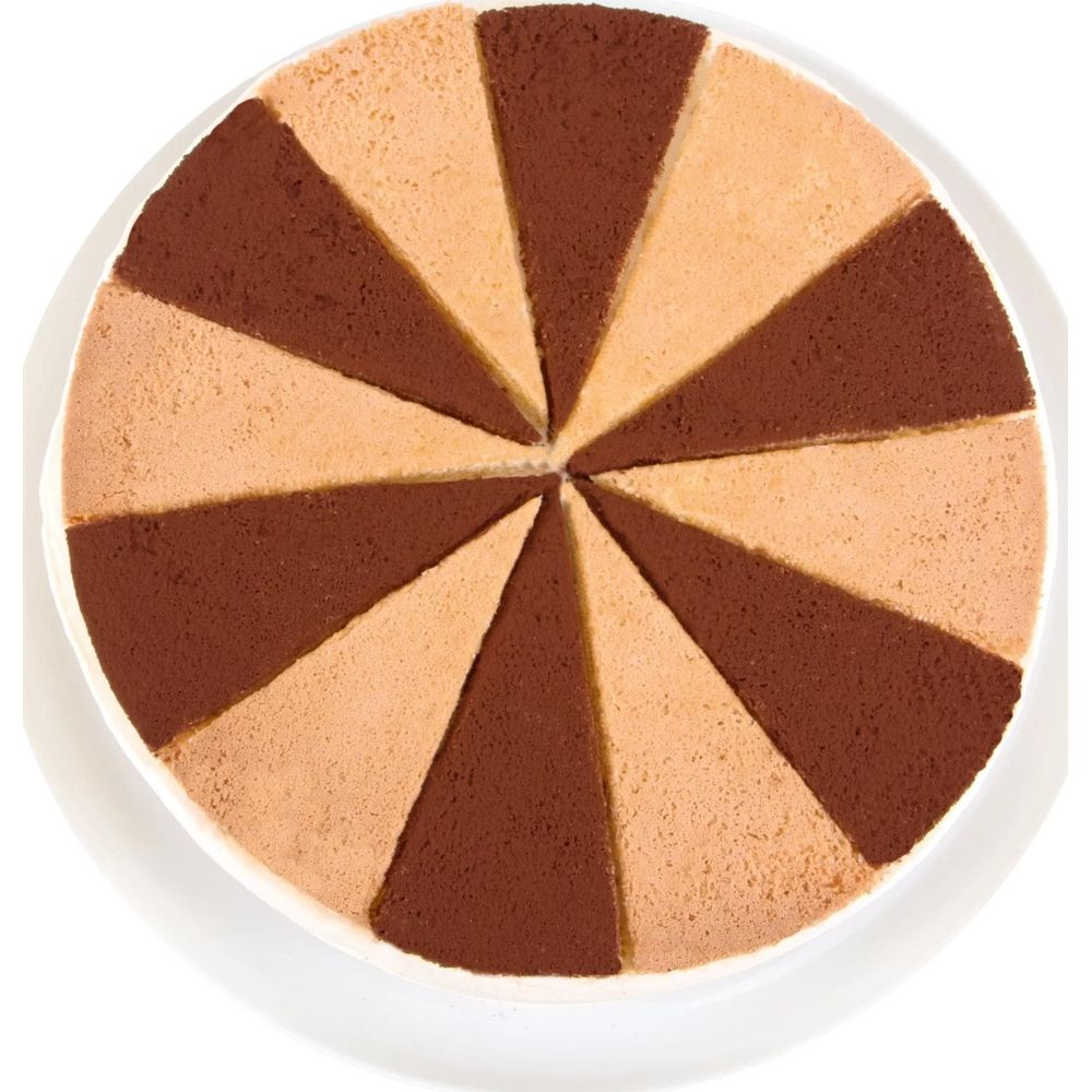 Ein runder Kuchen mit Schokoladen- und hellem Teig, in 12 Stücke geschnitten.