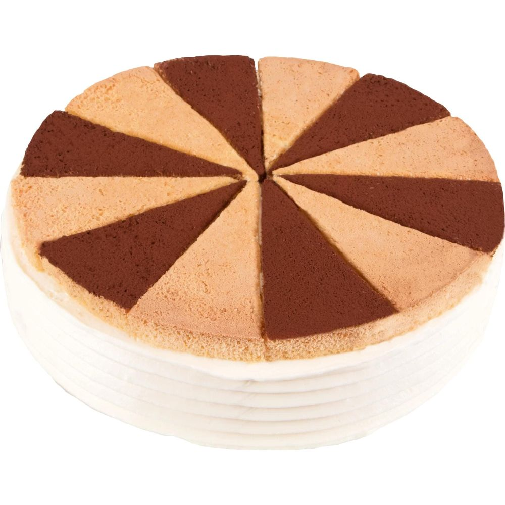 Ein runder Kuchen mit hellem und dunklem Biskuit, bedeckt mit weißer Creme.