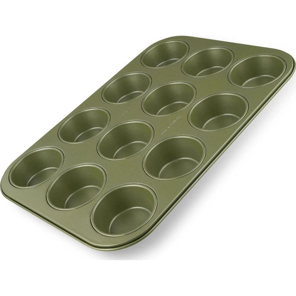 Eine olivgrüne Muffinform mit 12 Mulden steht auf einem weißen Hintergrund.