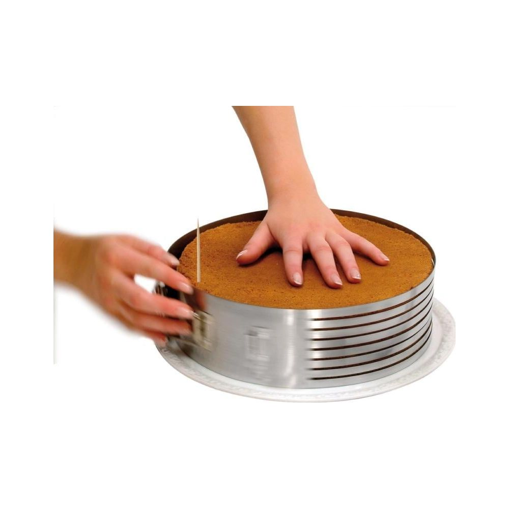 Hände schneiden einen braunen Kuchen mit einem Ring-Schneider.