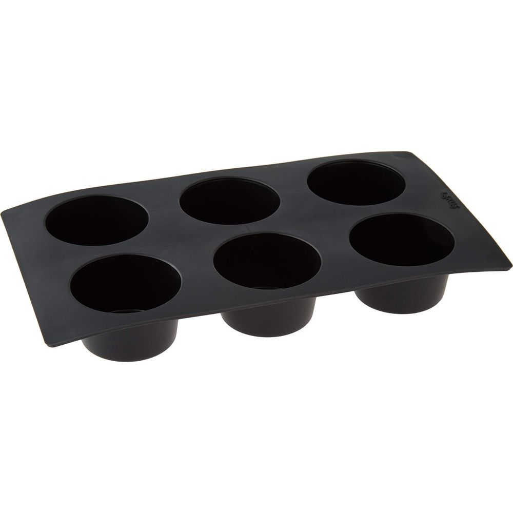 Un moule à muffins en silicone noir pour six muffins.