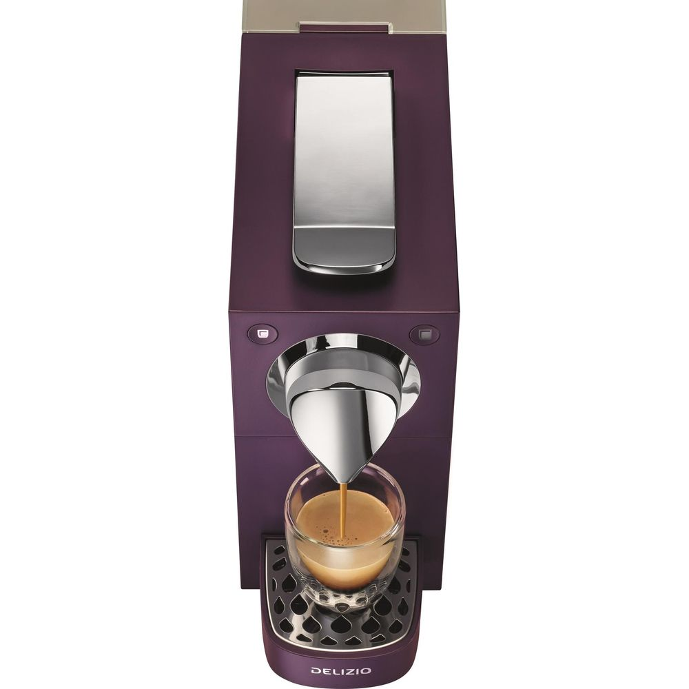 Lila Kaffeemaschine brüht Espresso in Glas, silberne Akzente.