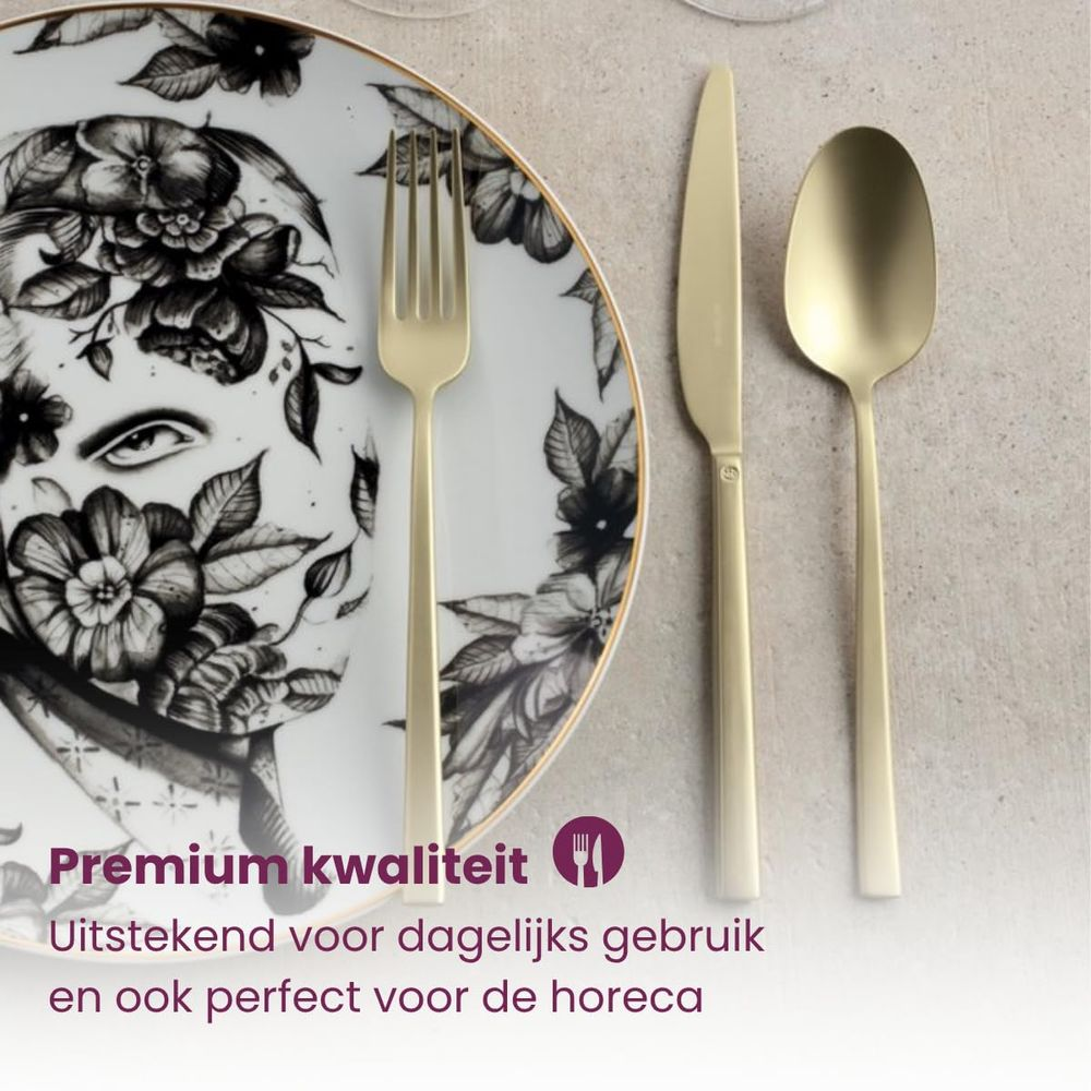Une cuillère, un couteau et une fourchette dorés sont posés à côté d'une assiette à motif floral.