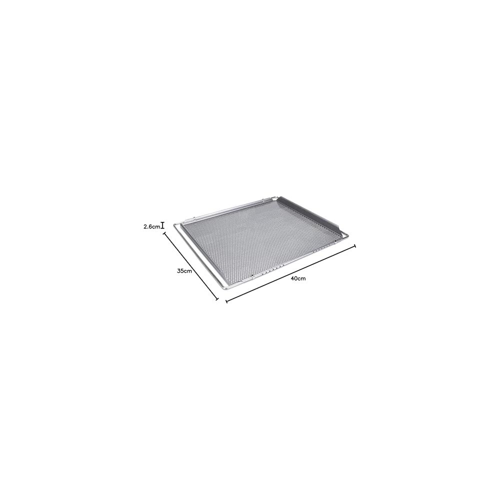 Una teglia rettangolare perforata con telaio e manici in metallo argentato. Dimensioni: 35x40x2,6 cm.