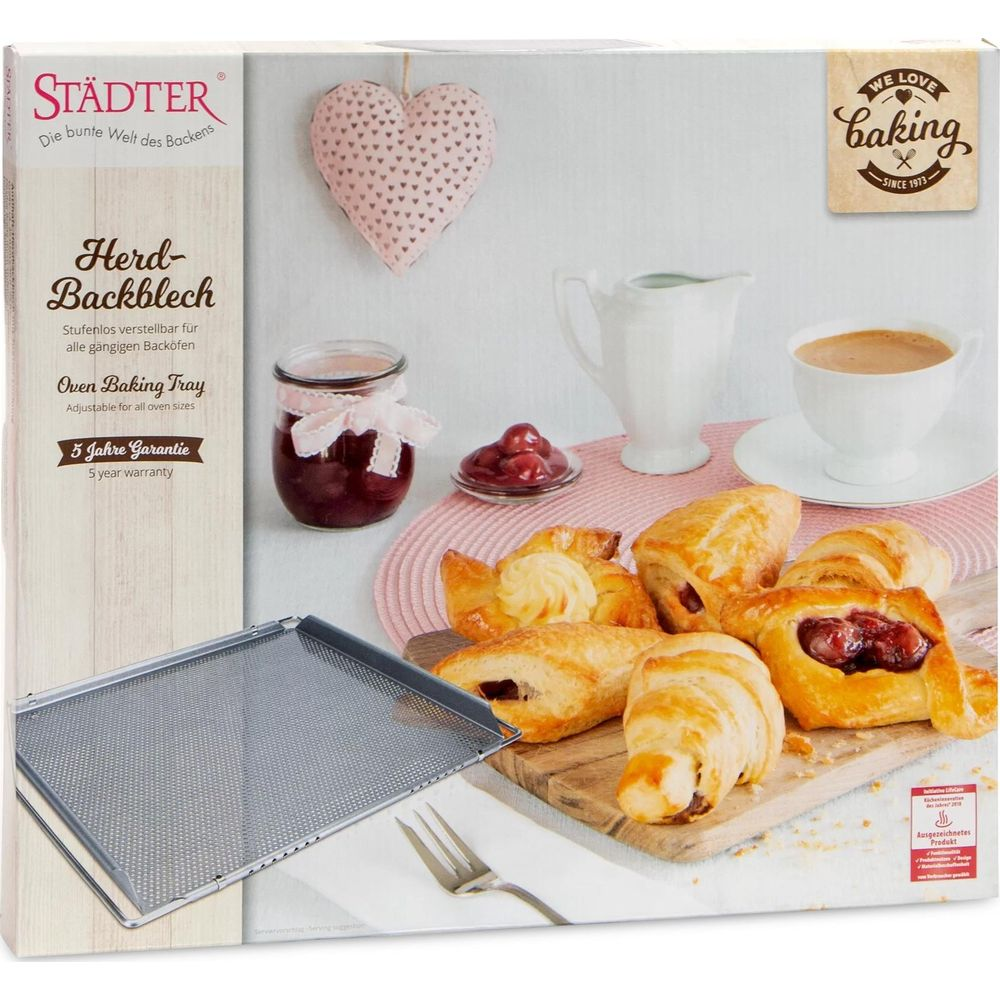 Una teglia da forno con pasticcini, marmellata e caffè su un tavolo.