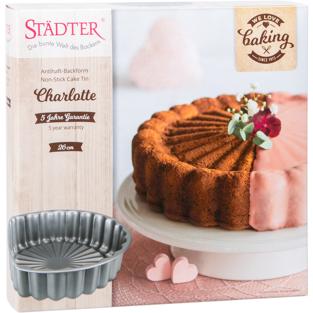 Herzförmige Kuchenform mit einem Kuchen und der Verpackung.