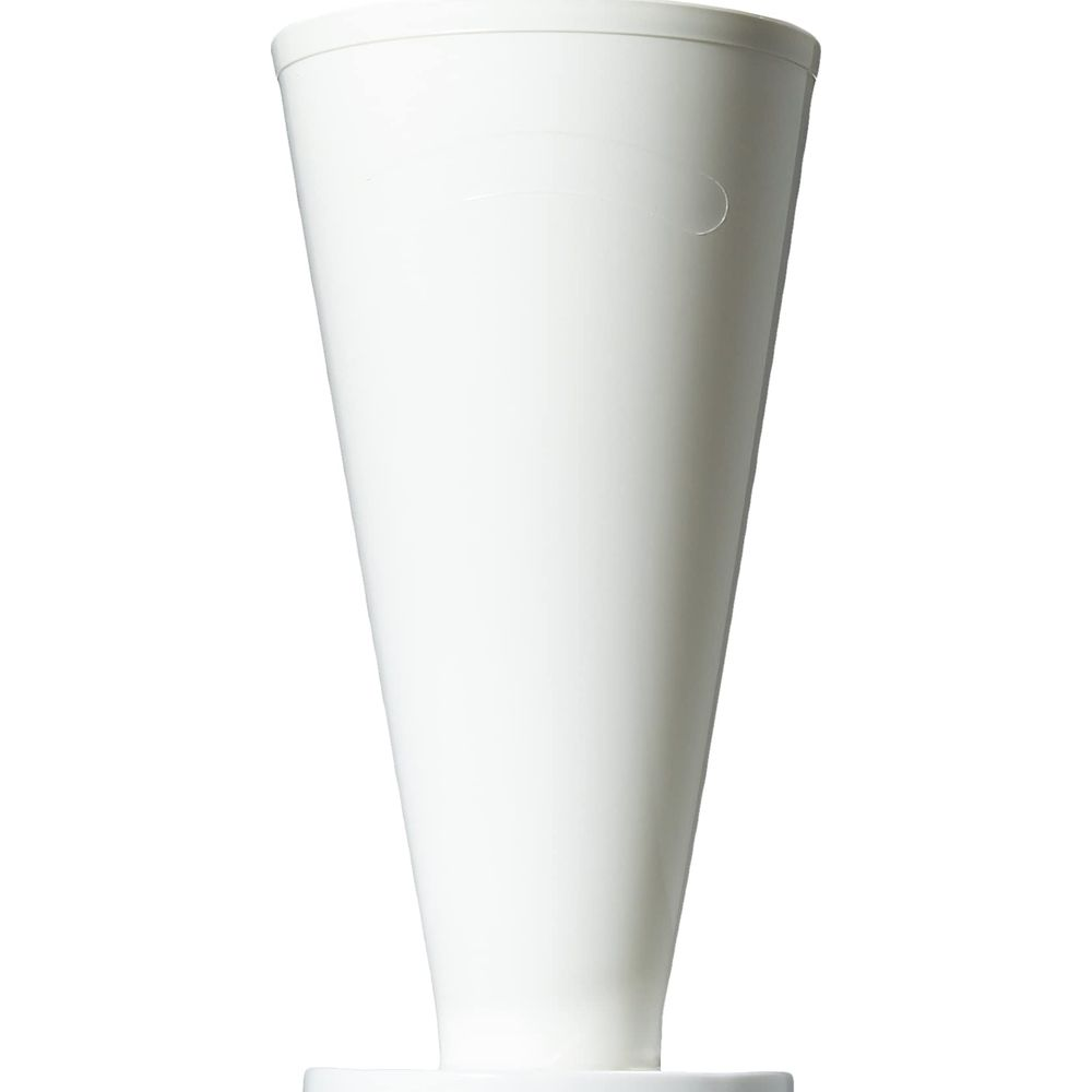 Une tasse blanche en forme de cône se dresse isolée sur fond blanc.
